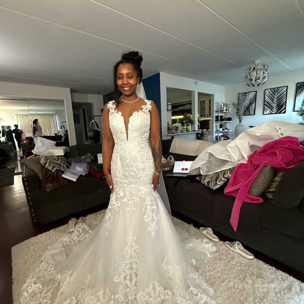 Elegant White Lace Wedding Dress - Picture 5 of 6